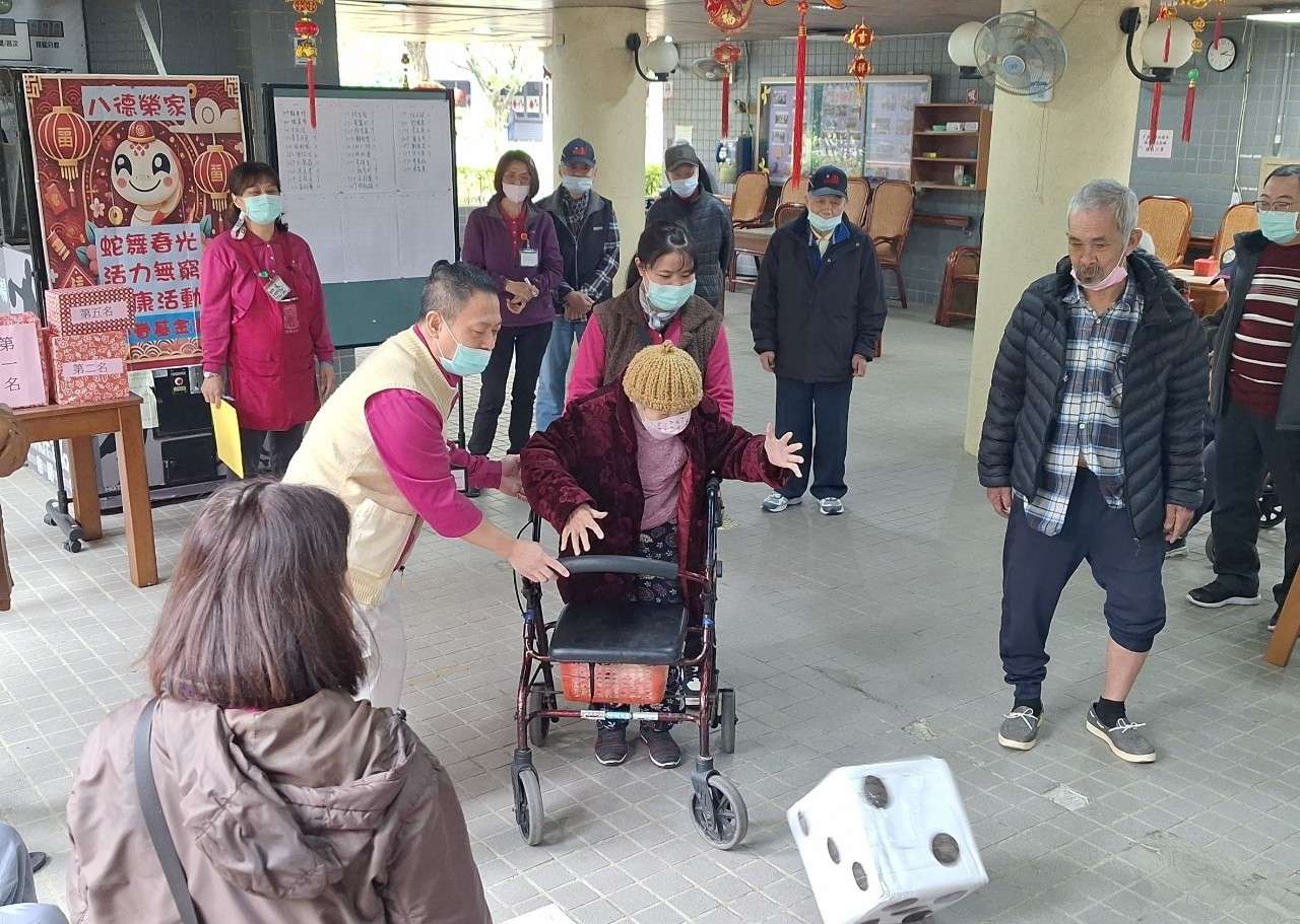 八德榮家「蛇舞春光」賀新年 長輩趣味遊戲High翻天 S 34062366 0