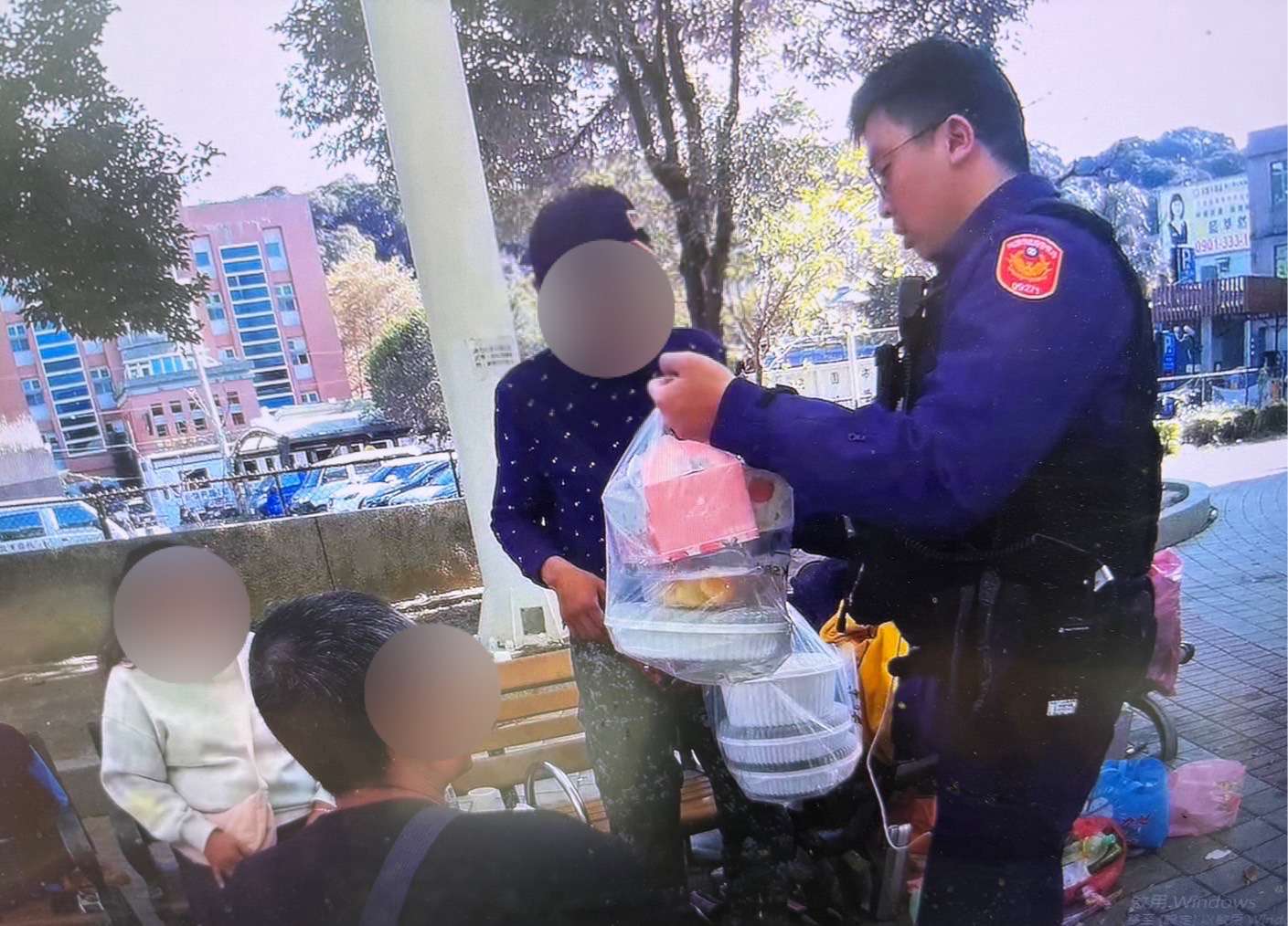 春節執勤不打烊 龜山警救墜橋婦、送暖遊民 S 374325253