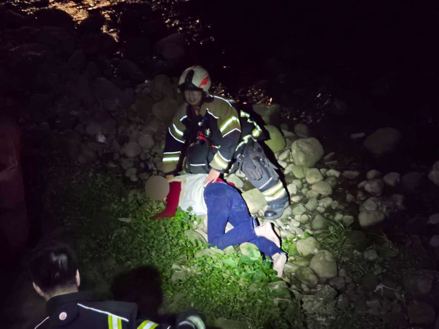 春節執勤不打烊 龜山警救墜橋婦、送暖遊民 S 374325256