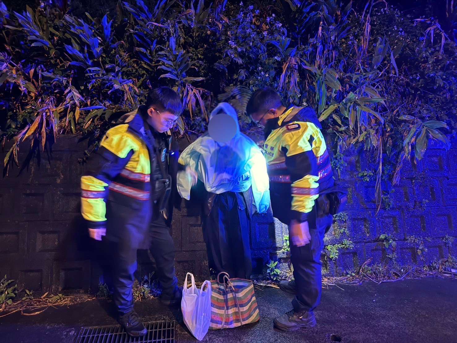 公車坐過站!7旬老翁冒雨走山路跌倒 龜山警護送返家 S 374407204