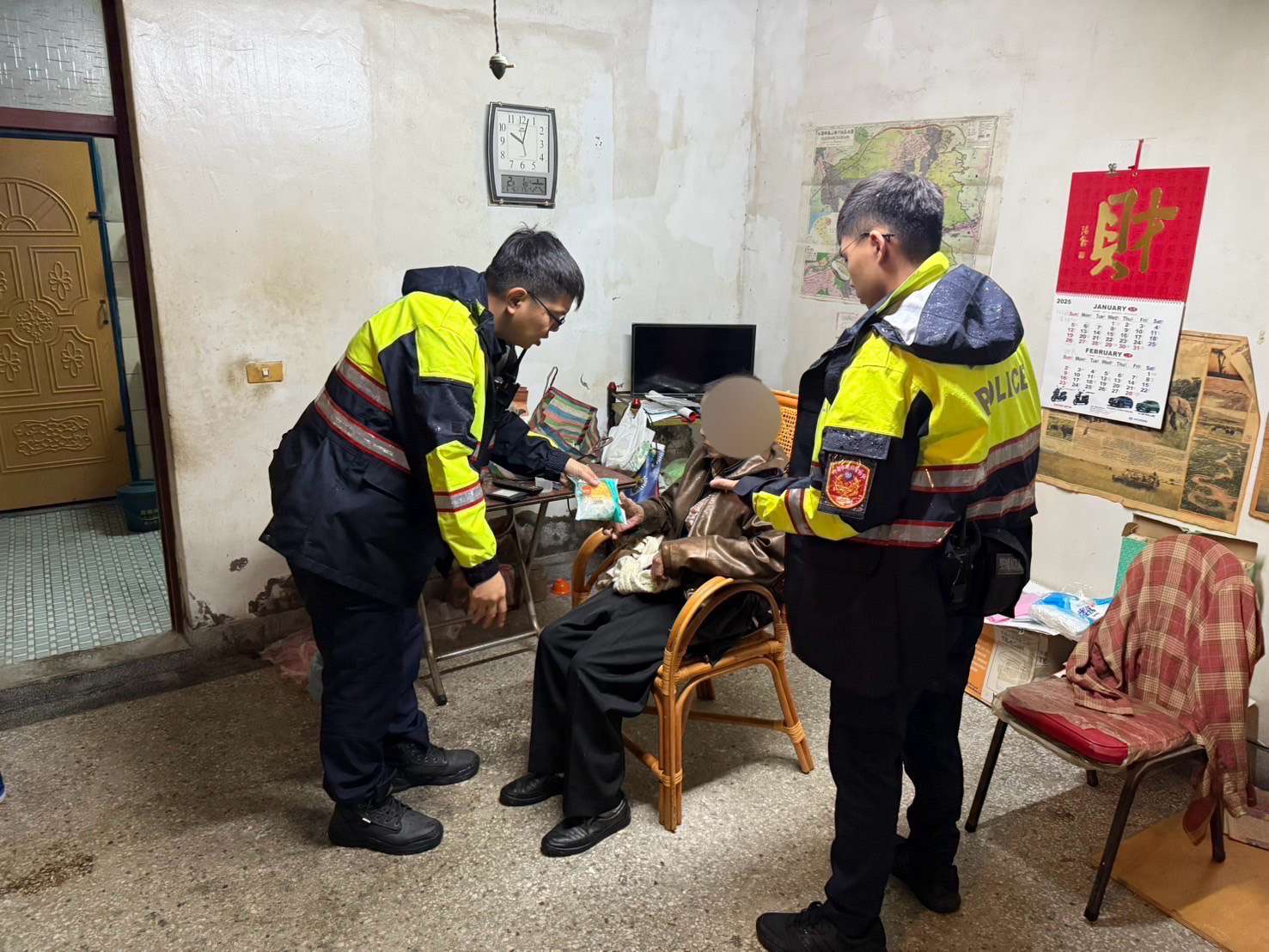 公車坐過站!7旬老翁冒雨走山路跌倒 龜山警護送返家 S 374407206