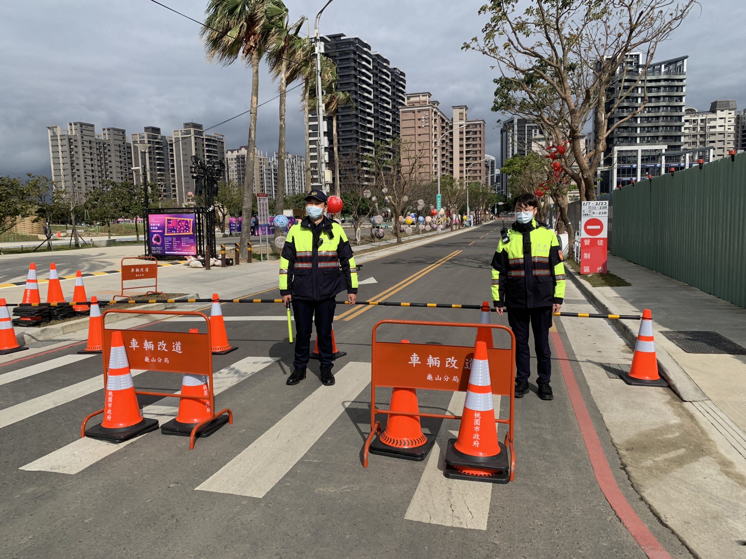 不畏寒風逛燈會 龜山警遞「這物」瞬間溫暖 S 374980616 scaled