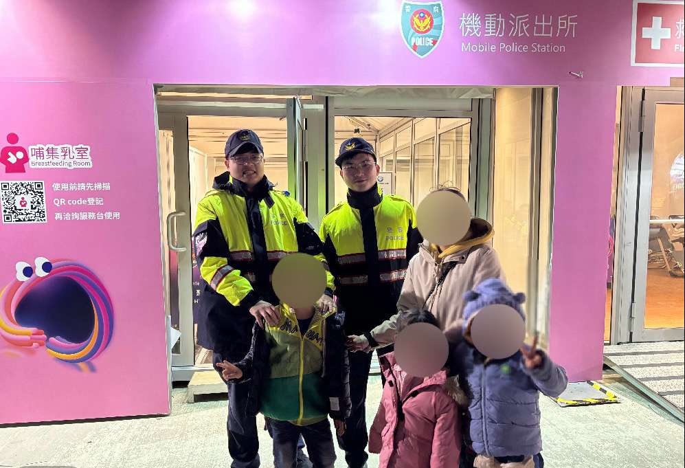 8歲童參觀台灣燈會走失 龜山警及時伸援 S 375119893