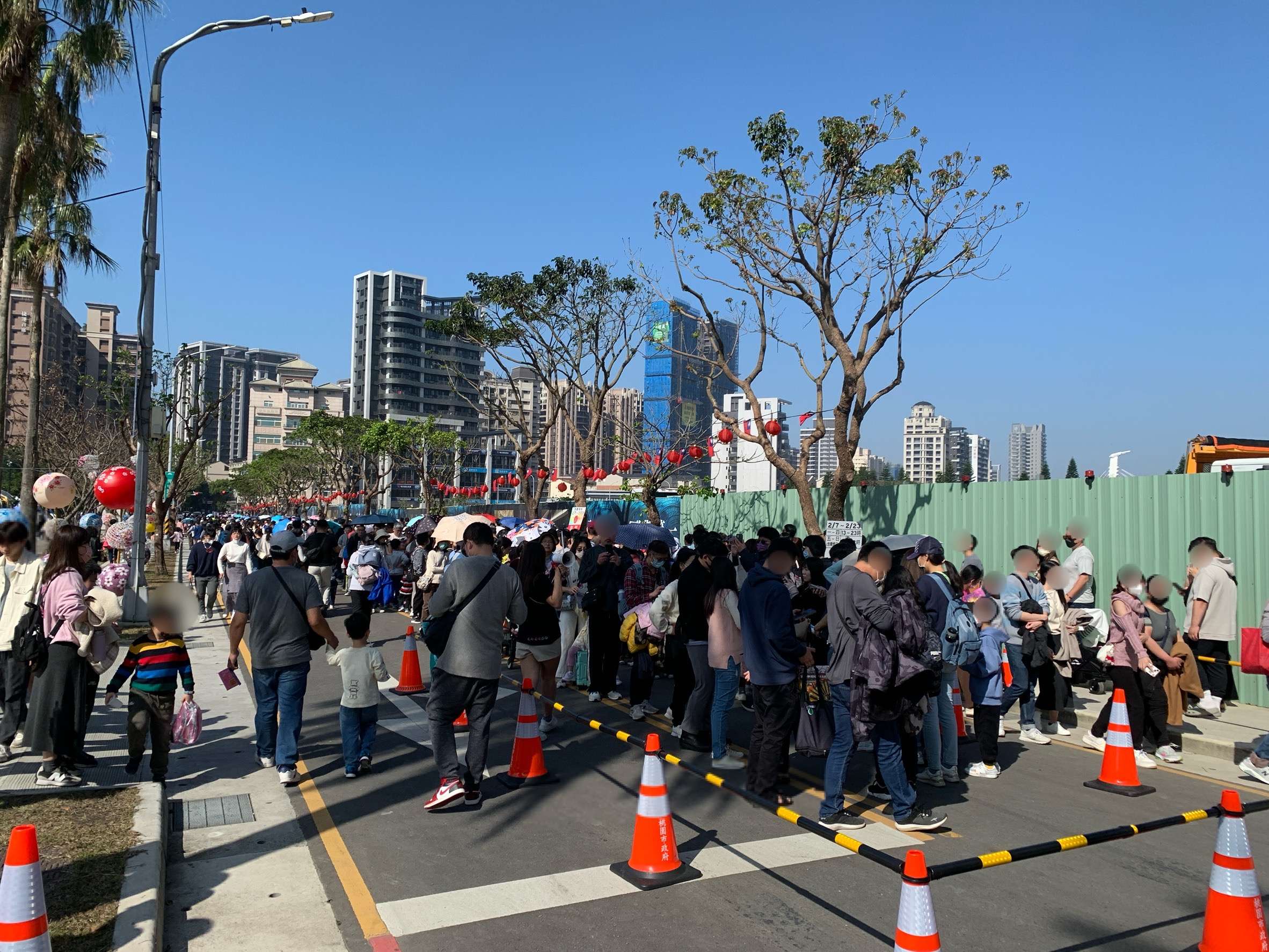 6歲男童燈會和媽媽走散 龜山暖警助快速尋回 S 375832591