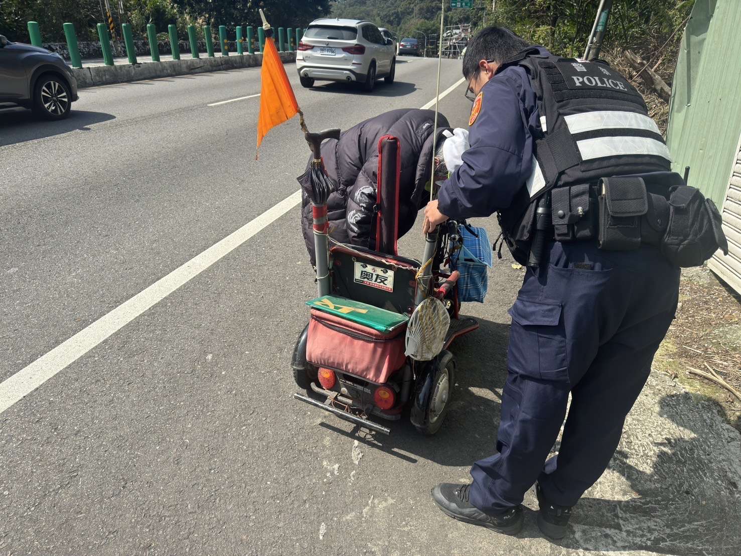 新莊翁開電動車跨區打槌球 半路拋錨龜山警即時解圍 S 375996498