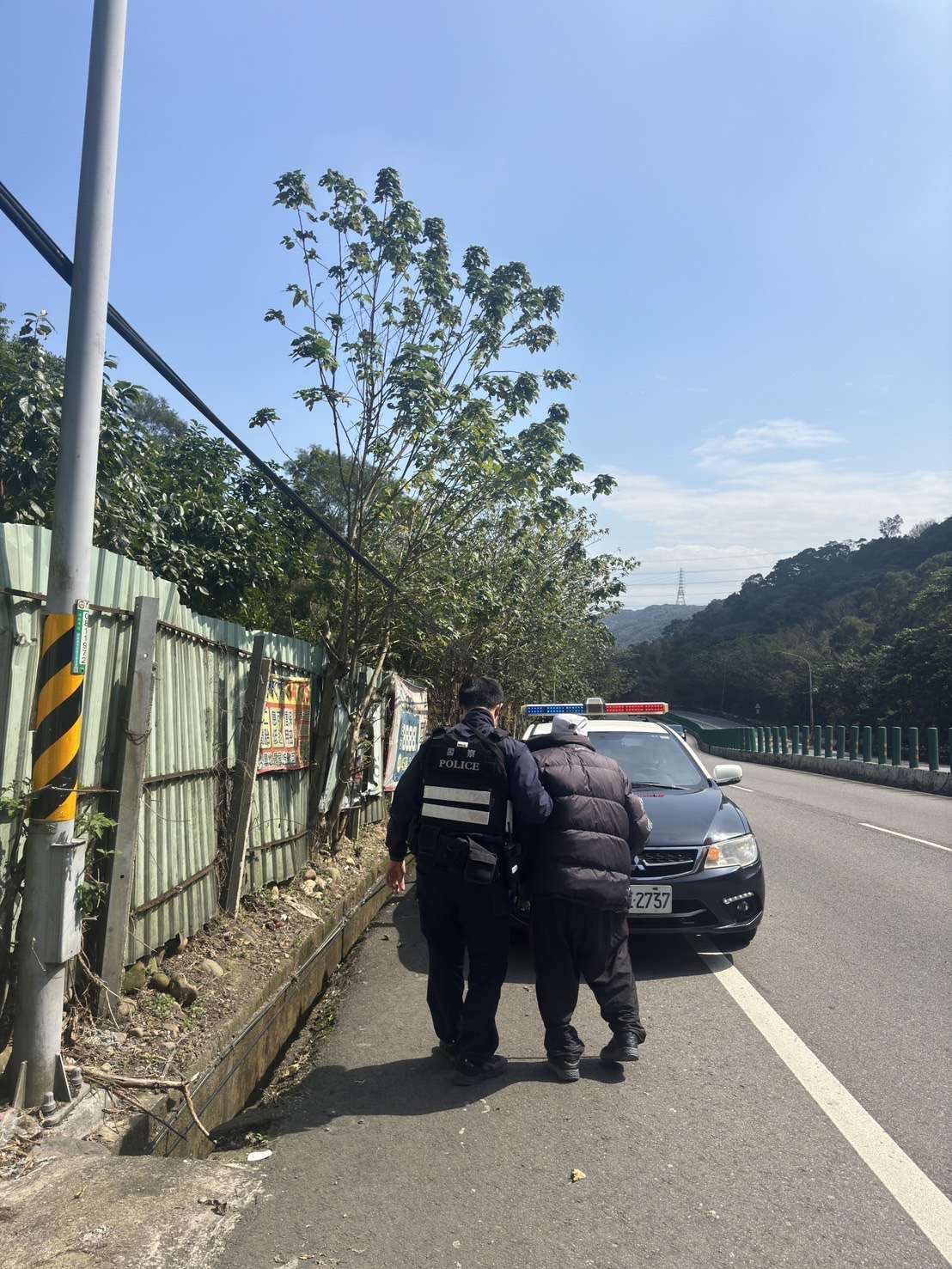新莊翁開電動車跨區打槌球 半路拋錨龜山警即時解圍 S 375996499