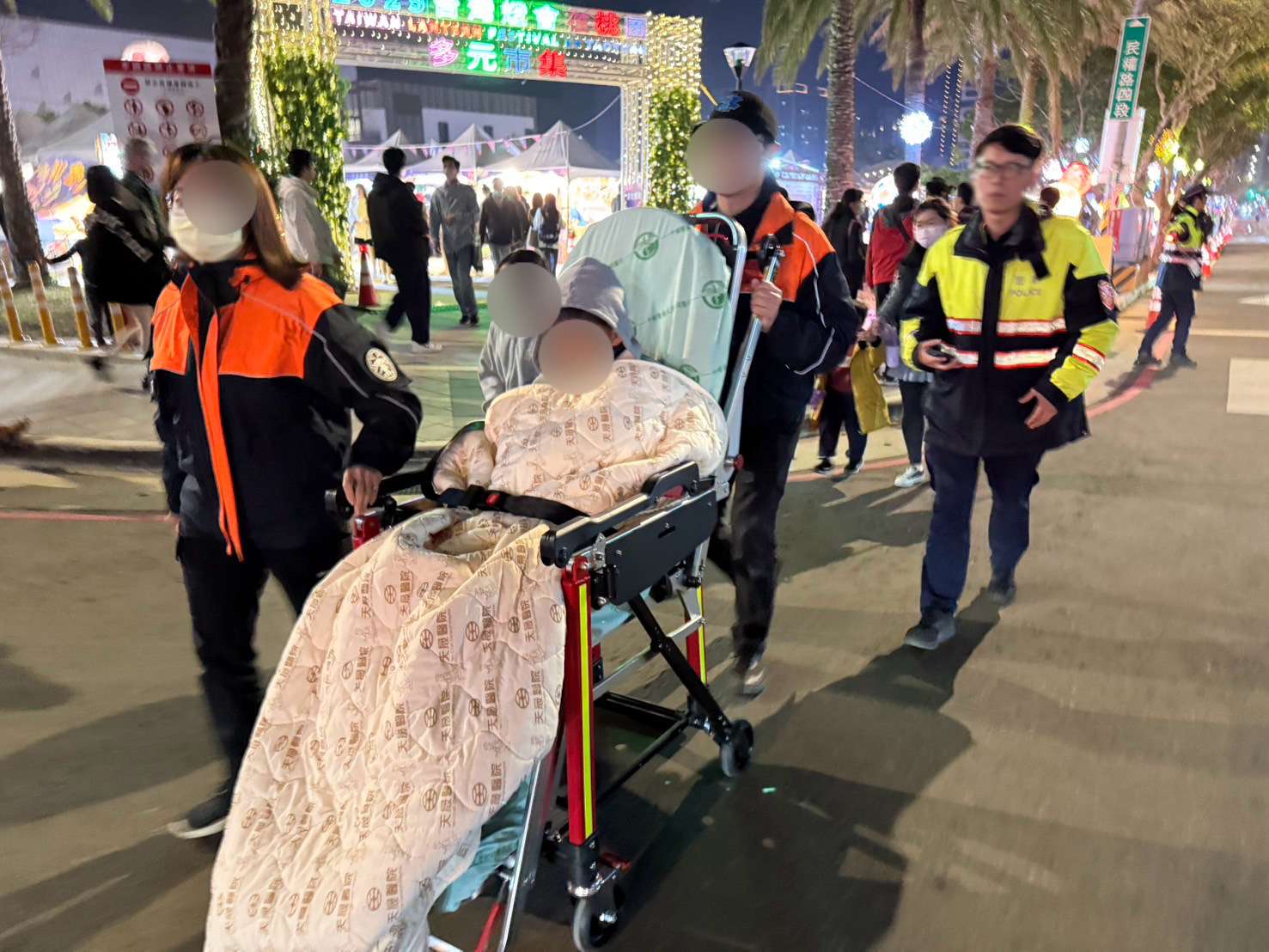 賞燈遭「這物」絆倒右手舉不起!龜山警開道護送助就醫 S 376061961