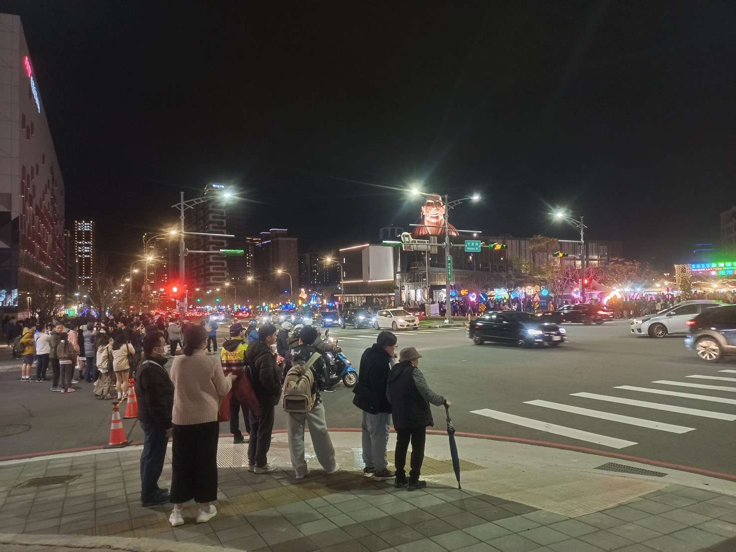 桃園交警守護燈會安全 助扭傷婦平安返家 S 38584623 0