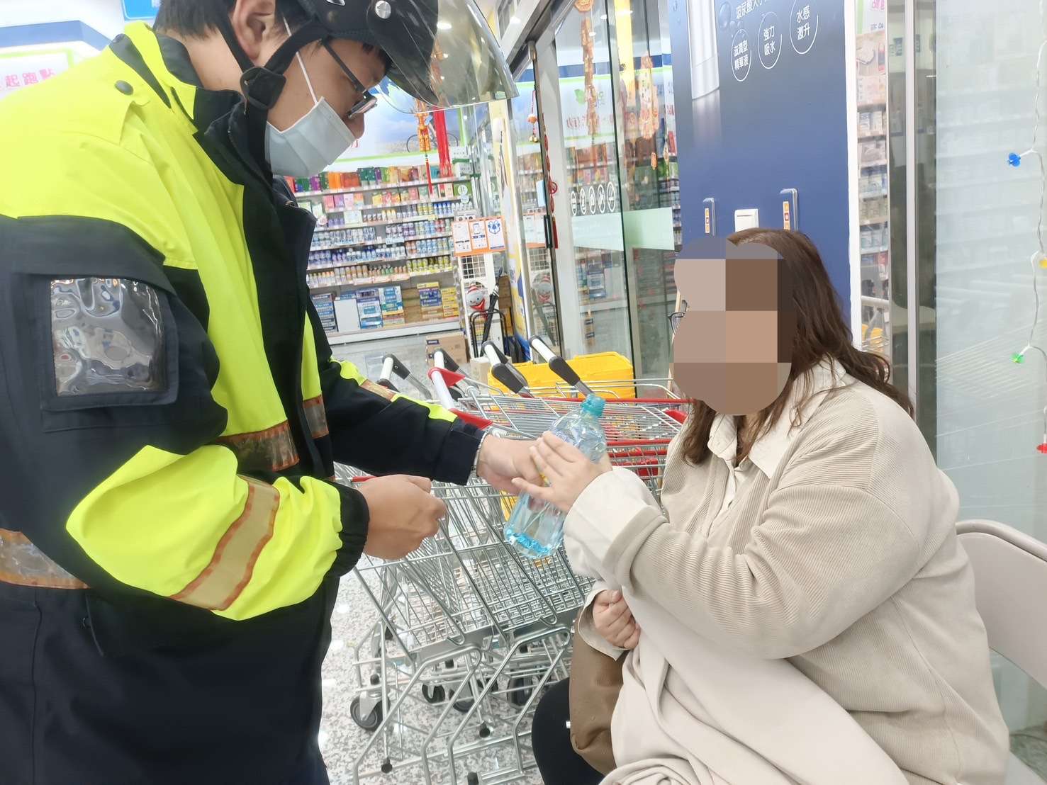 桃園交警守護燈會安全 助扭傷婦平安返家 S 38584626 0