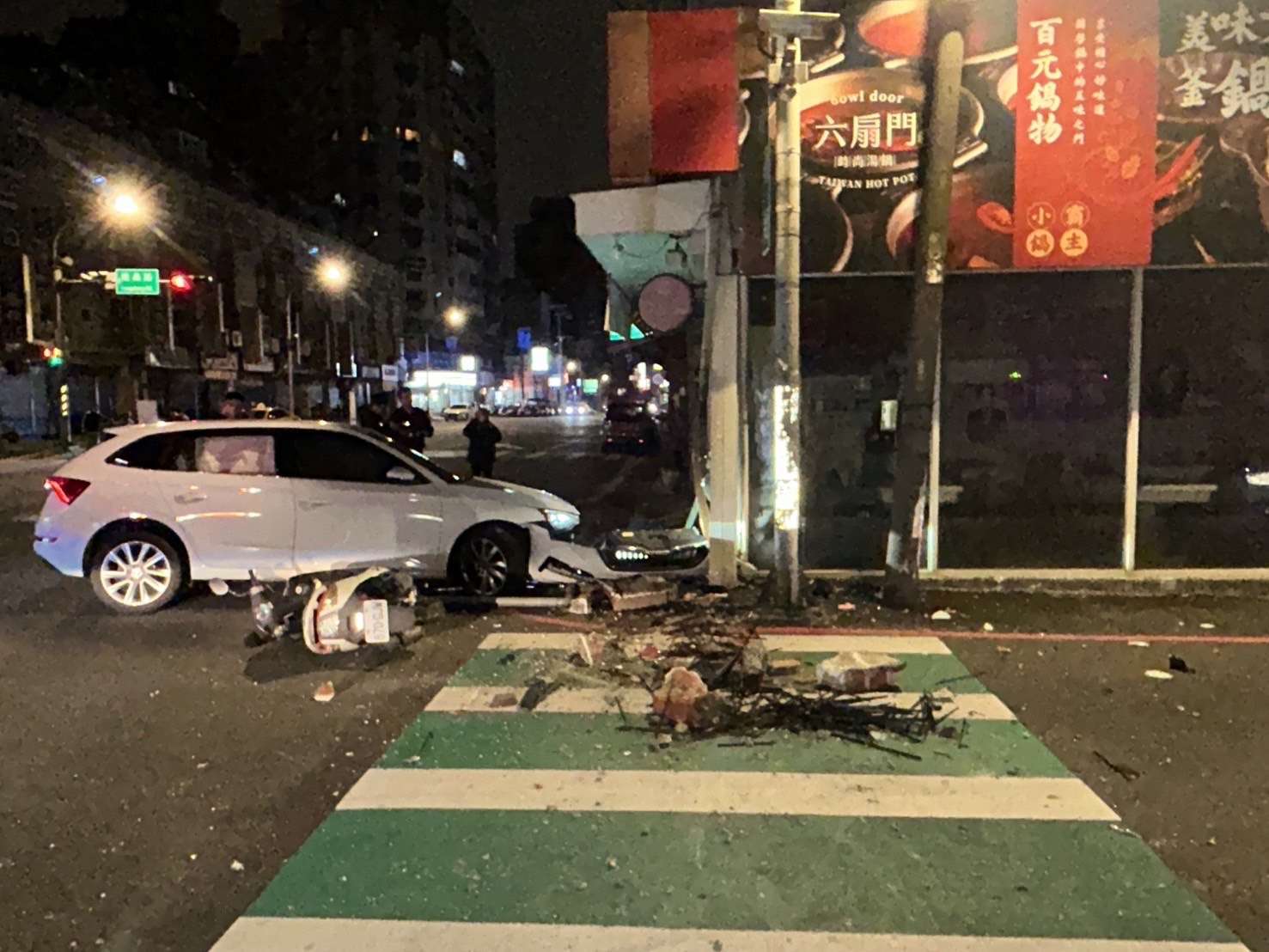 【有片】精神不濟!轎車深夜猛撞火鍋店 騎士驚險躲過一劫 S 391159823 0