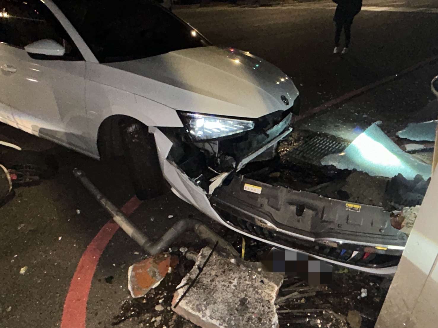 【有片】精神不濟!轎車深夜猛撞火鍋店 騎士驚險躲過一劫 S 391159825 0
