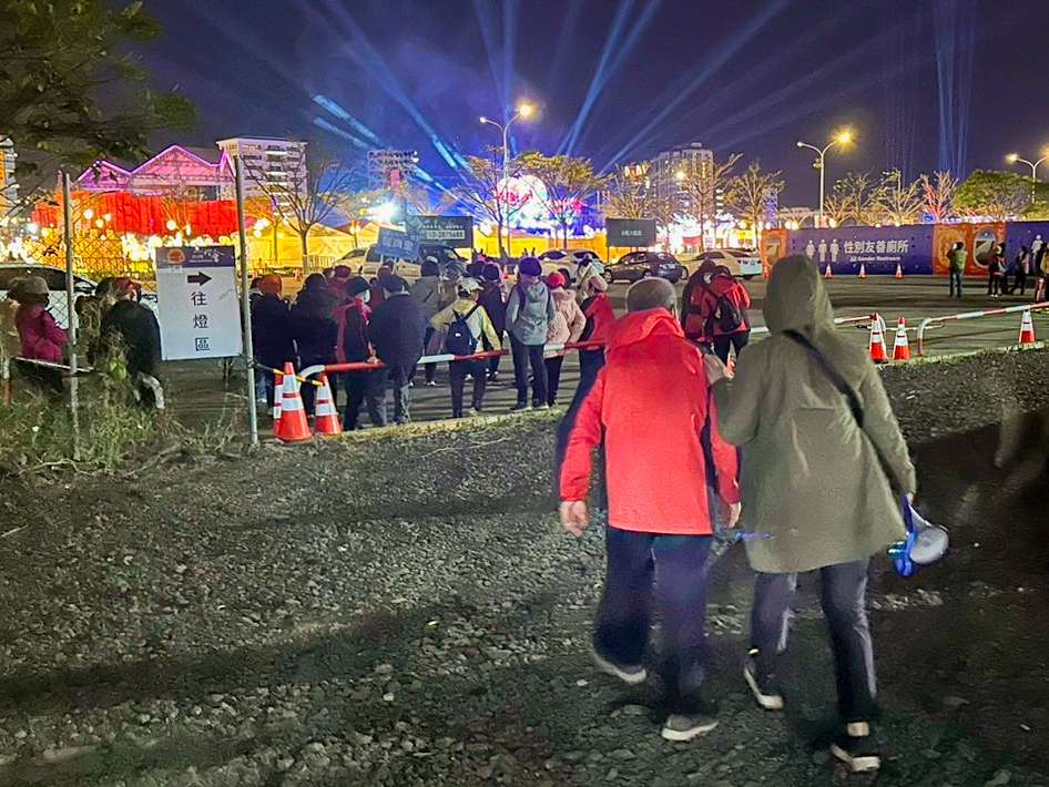 長輩、日本遊客逛燈會迷路 桃園交通局暖心伸援 S 40035058