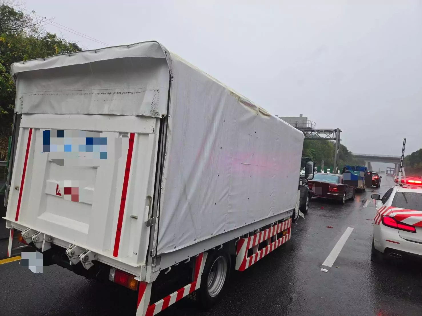 國道2號清晨驚魂!6車雨中連環撞 現場慘況曝 S 48291853