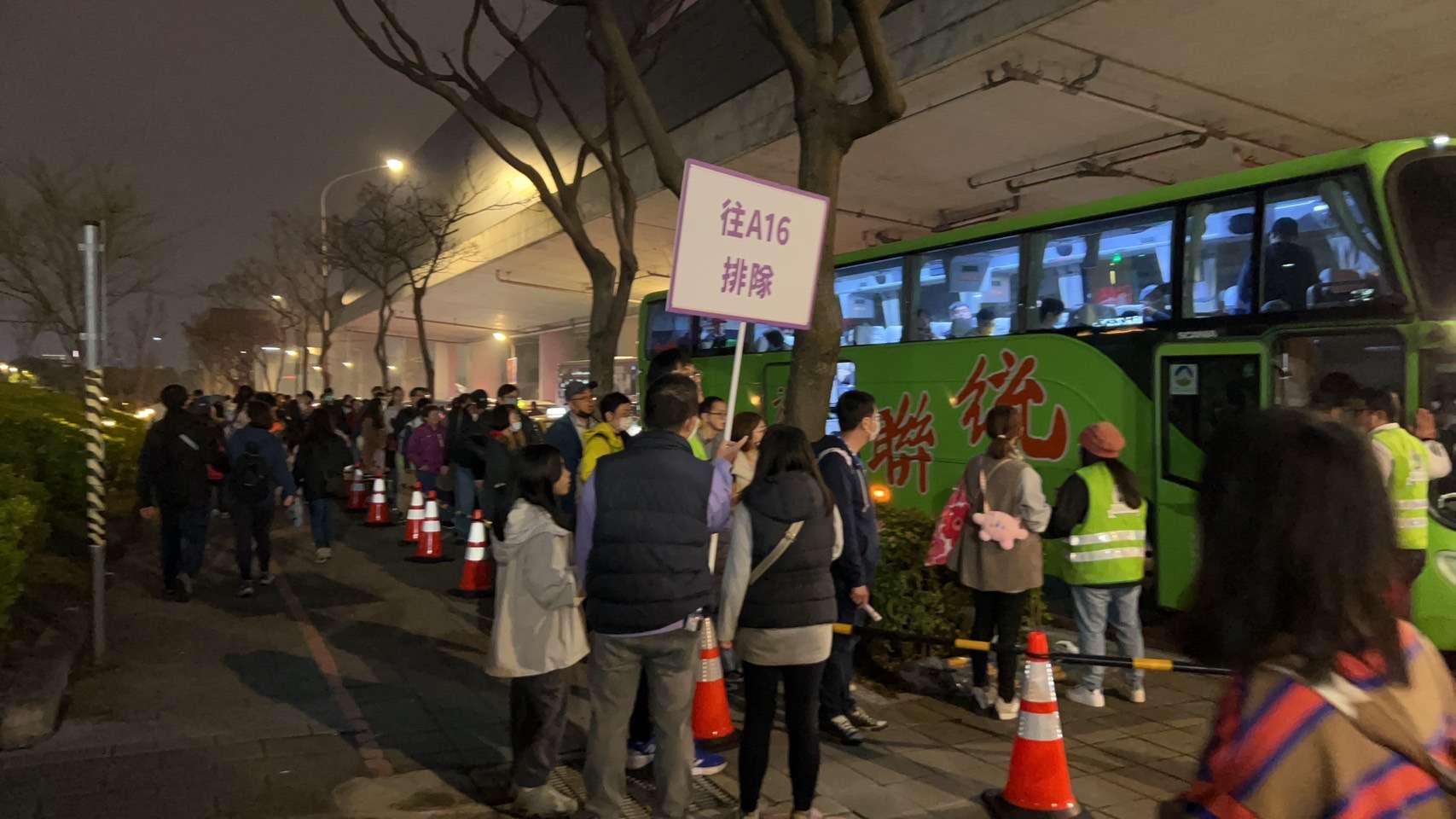 周末賞燈人潮爆滿!桃園市府啟動疏運備案全力應對 S 6889632