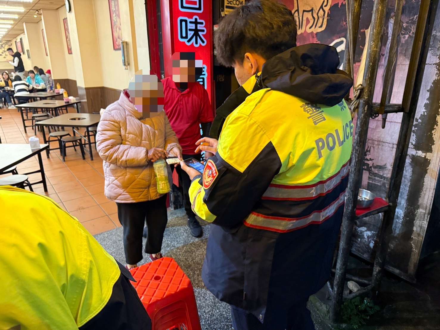 嘉義婦北上探親迷途 楊梅警暖心助團圓 S 72695926 0