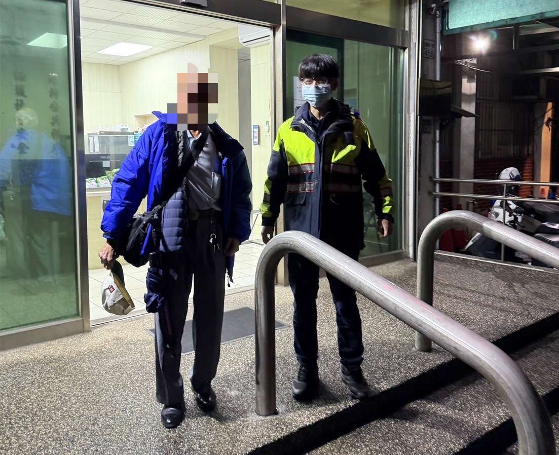 7旬翁訪友雨中迷途 楊梅警暖心送返家 S 72769573 0