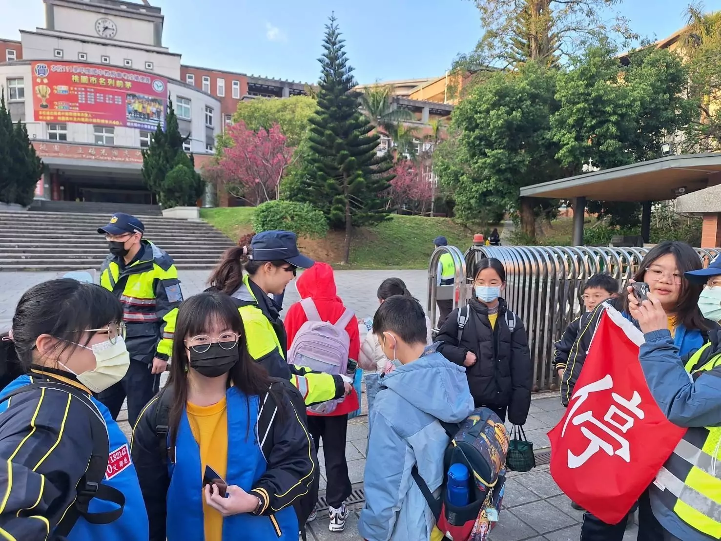 楊梅警攜手教師、導護志工 加強校園周邊交通疏導 S 73015315 0