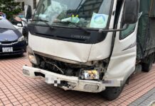 疑天雨路滑煞車失控!台66小貨車慘撞護欄