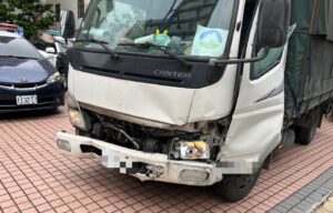 疑天雨路滑煞車失控!台66小貨車慘撞護欄