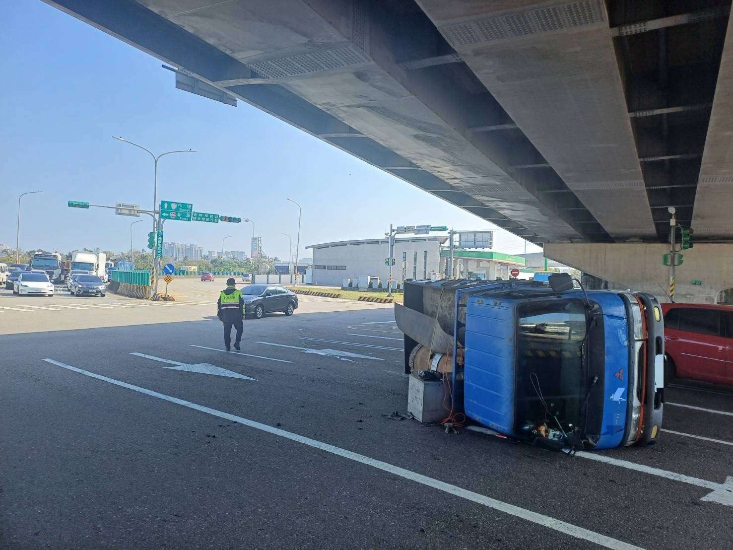 小貨車未固定貨物不慎翻覆 楊梅警及時協助疏導交通