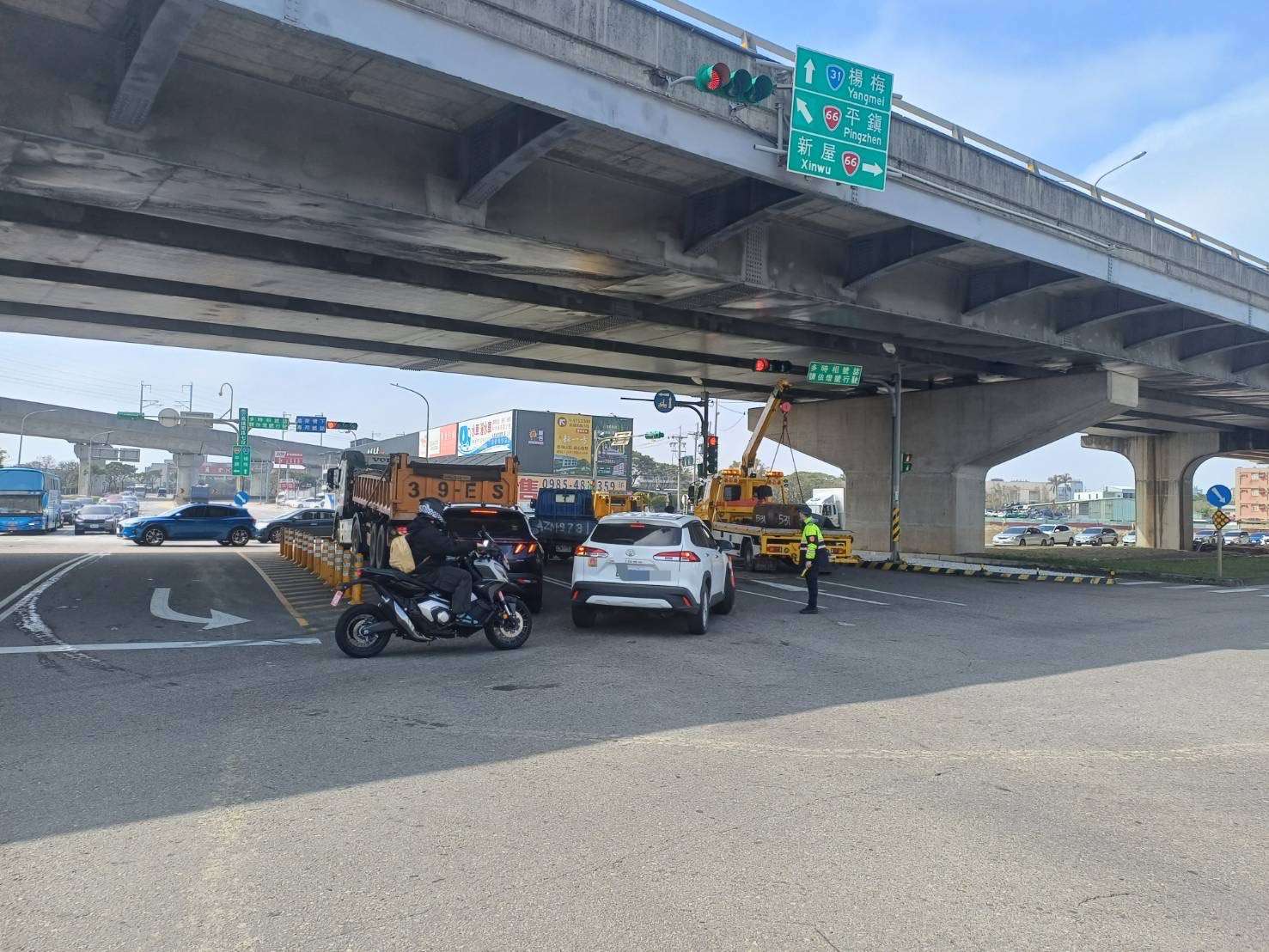 小貨車未固定貨物不慎翻覆 楊梅警及時協助疏導交通 S 73146430 0