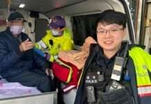 高齡翁1原因跌坐路旁 楊梅警即刻伸援