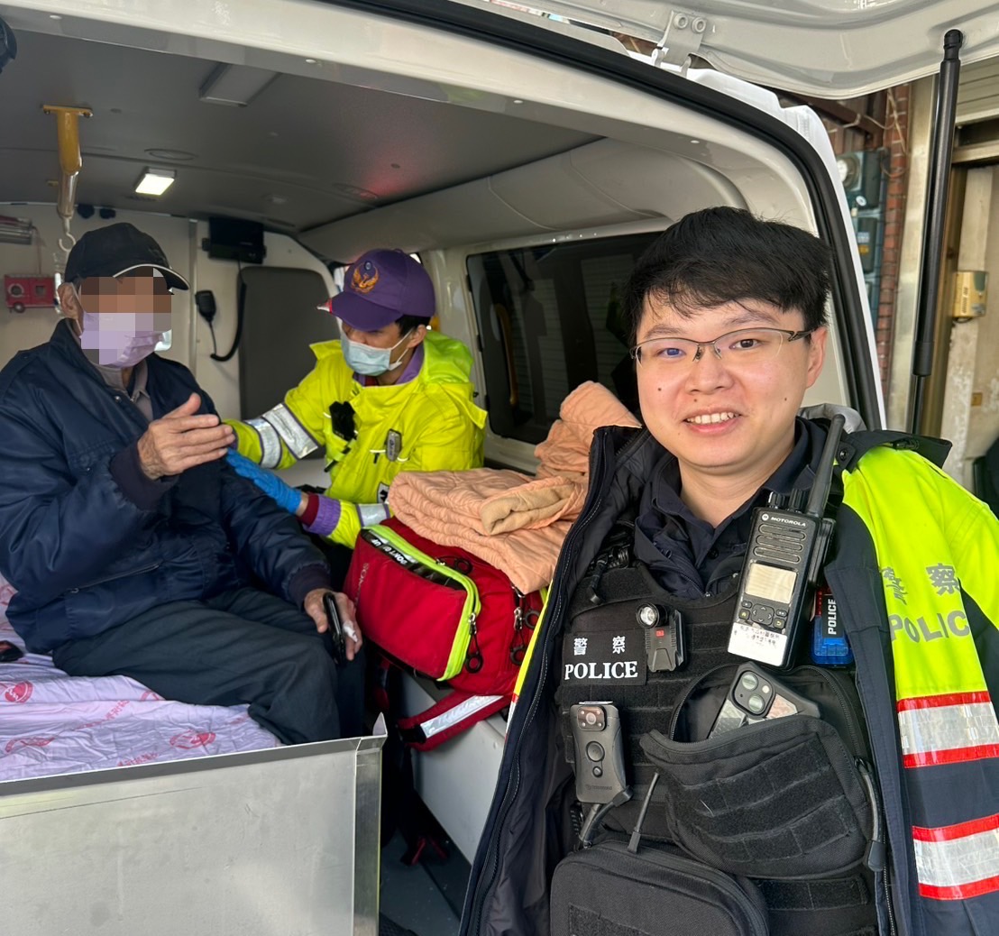 高齡翁1原因跌坐路旁 楊梅警即刻伸援 S 73162845 0
