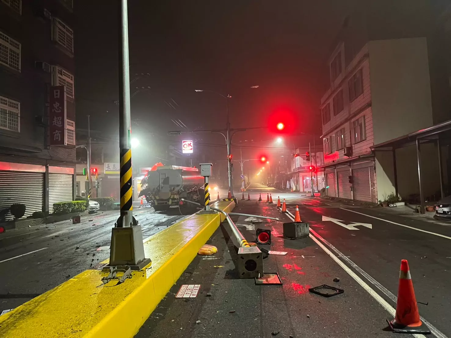 駕駛做1事分神釀禍!曳引車猛撞路燈、號誌箱 駕駛做1事分神釀禍!曳引車猛撞路燈、號誌箱