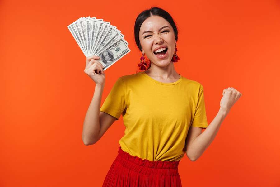 財神降臨 桃園2超商開出千萬獎發票 明起開放兌獎 beautiful hispanic woman 20s dressed skirt smiling while holding bunch money bills isolated red wall 171337 97973