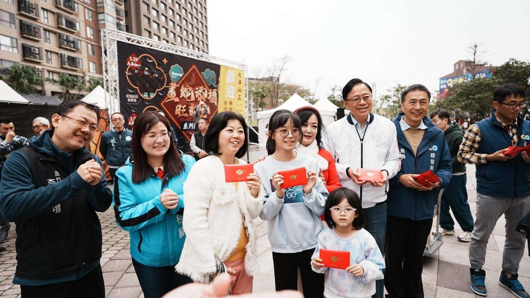 張善政走春拜年 台茂發福袋分享春節喜氣 c00651a5 3406 4542 a9b0 d0d91973c64e