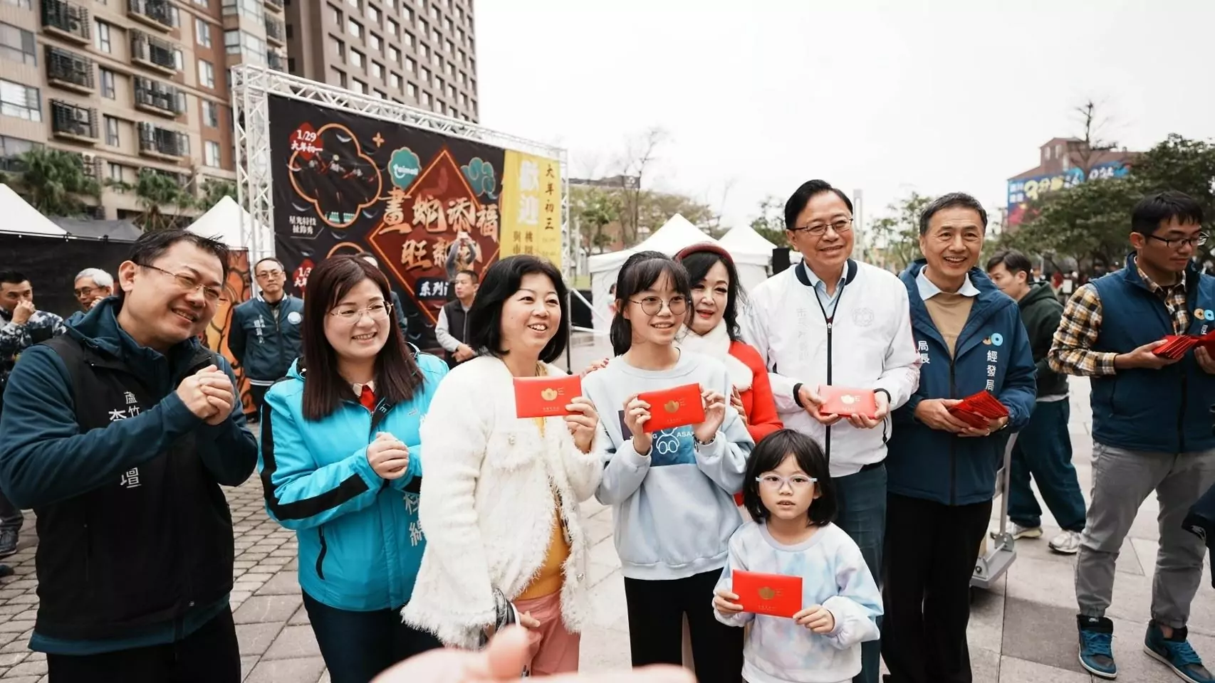張善政走春拜年 台茂發福袋分享春節喜氣 張善政走春拜年 台茂發福袋分享春節喜氣