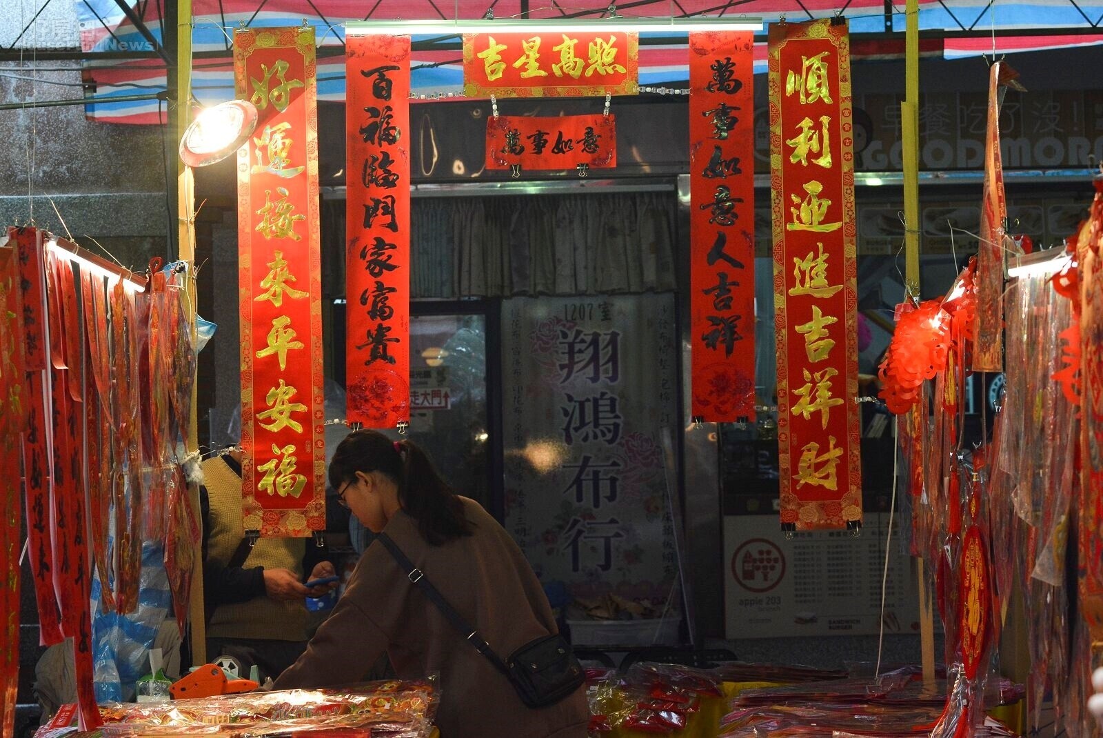 貼春聯9大禁忌!吉時、顏色、位置都有講究 貼錯招陰&爛桃花上身