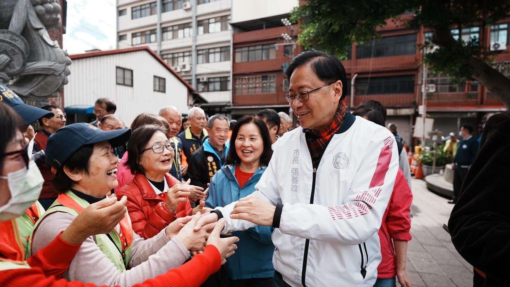 張善政初四參拜楊梅、新屋4宮廟 祈求眾神庇佑市民 e96e8909 6885 42b4 9c09 3418720d13d2