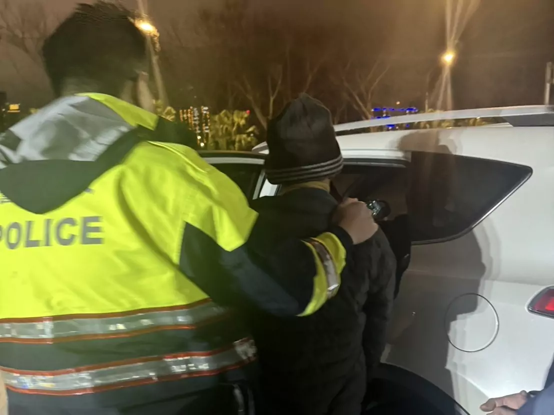 失智男站馬路中險象環生 壢警靠1物找到家屬 失智男站馬路中險象環生 壢警靠1物找到家屬