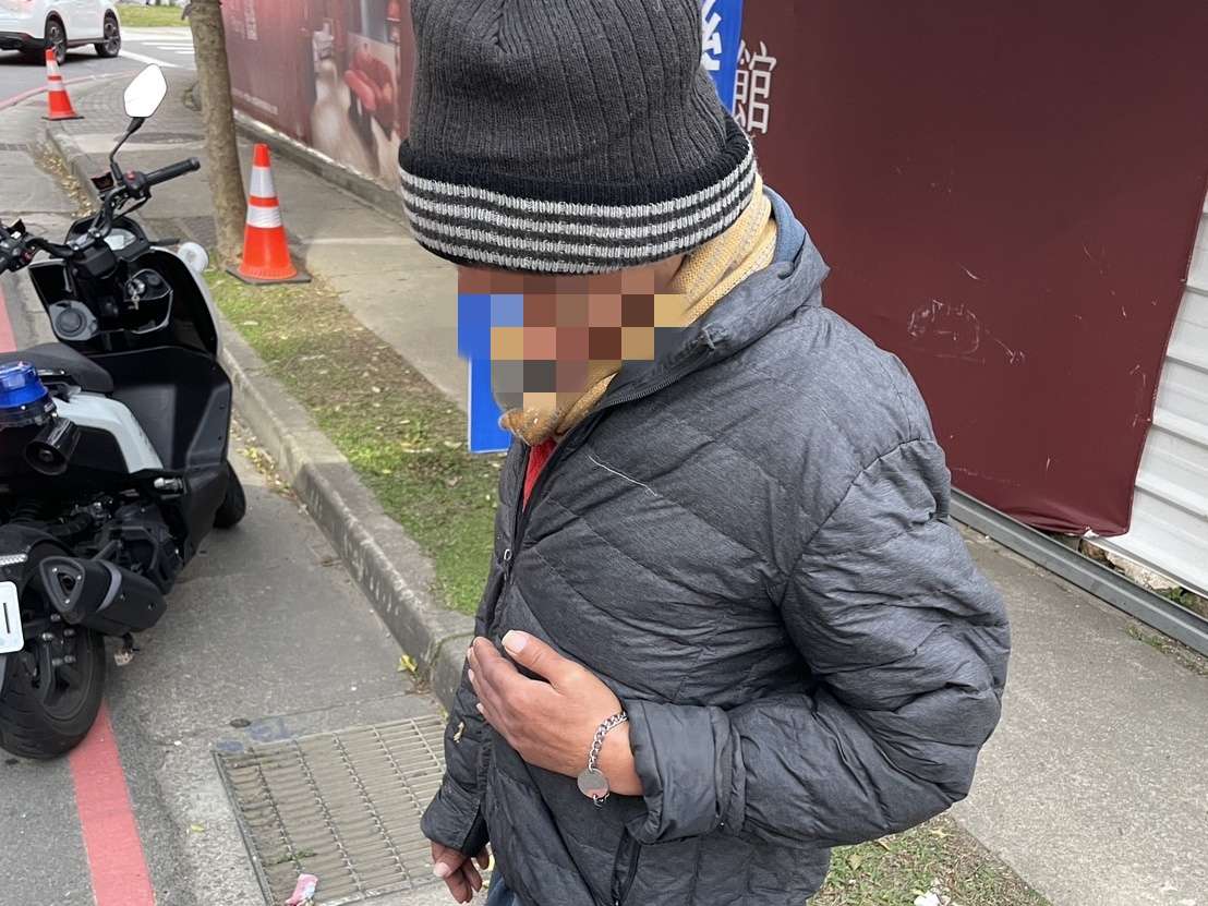 失智男站馬路中險象環生 壢警靠1物找到家屬 fff66 3