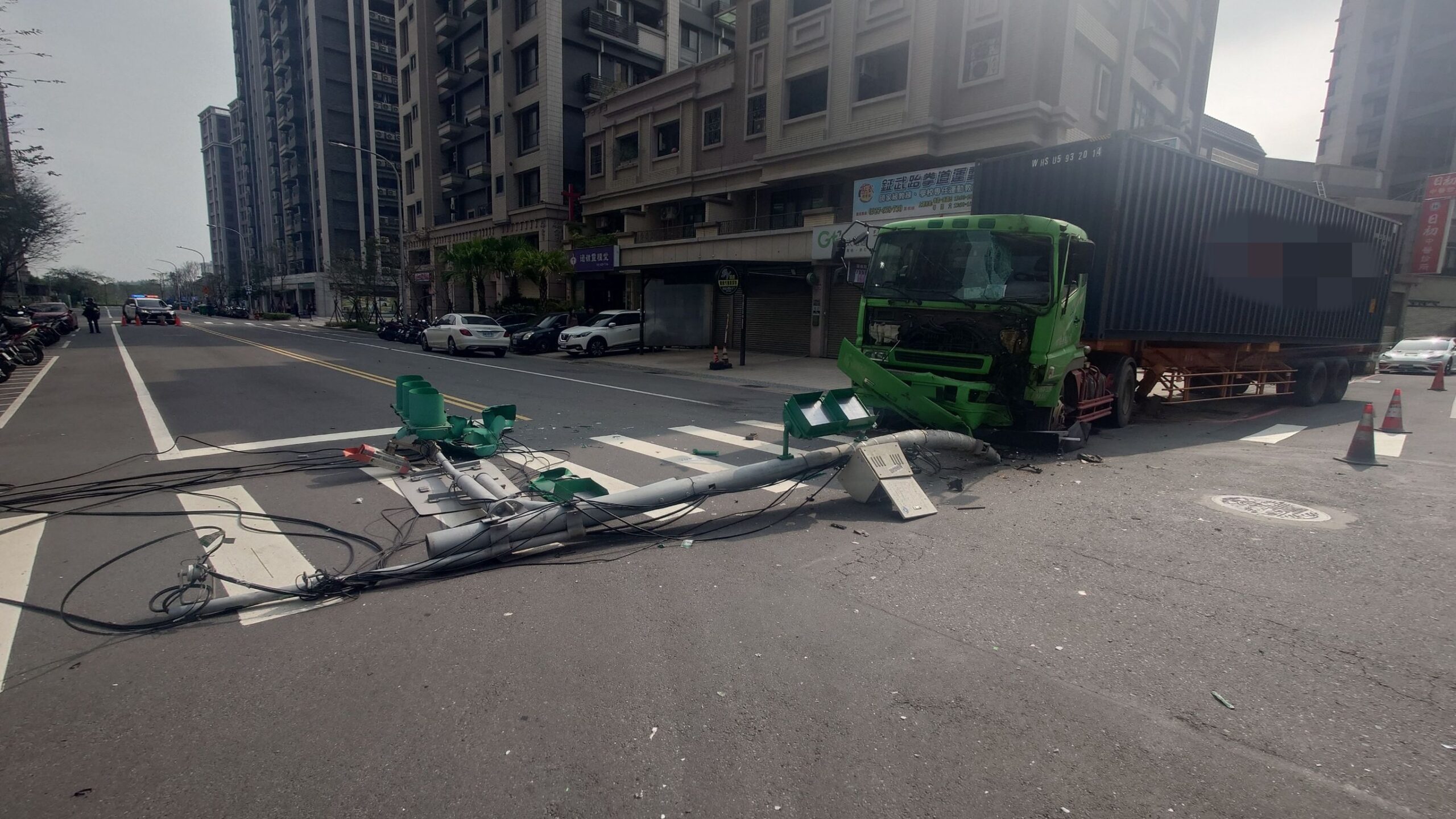 【有片】遭爆胎曳引車猛撞 紅綠燈橫躺馬路中 ofdss 2 scaled