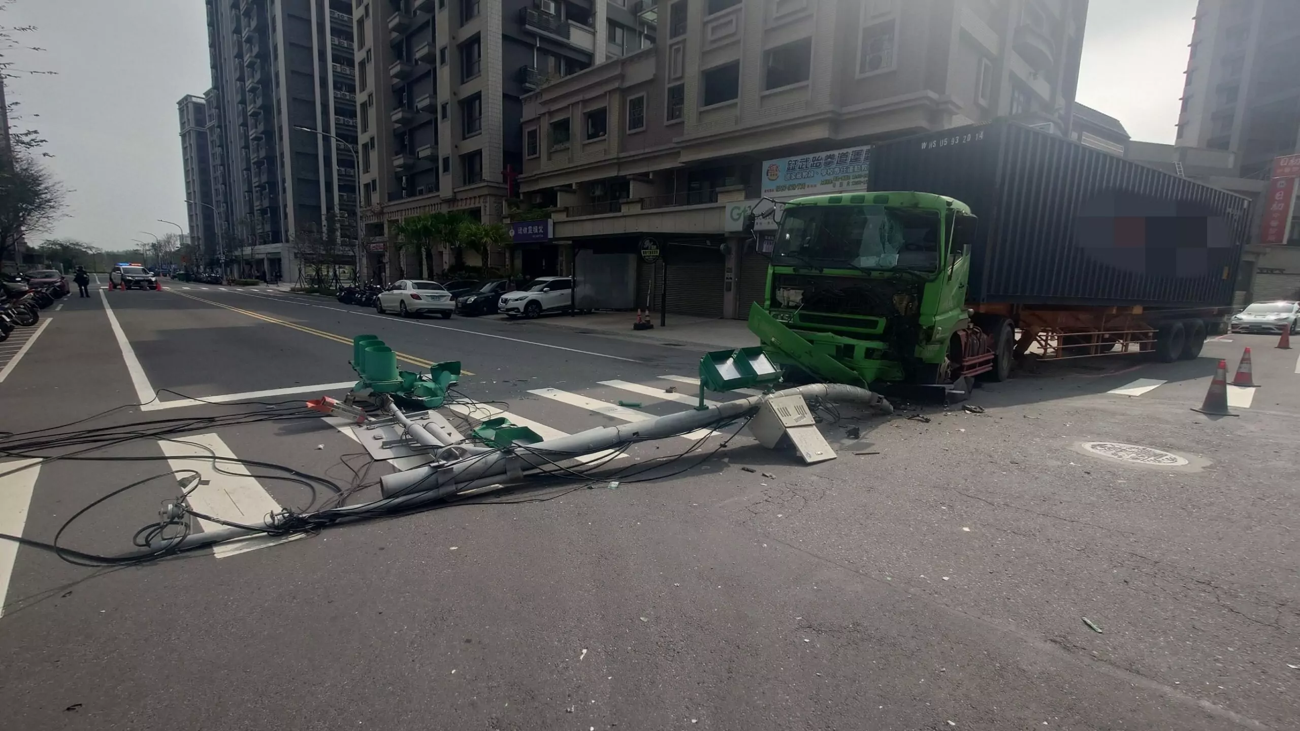 【有片】遭爆胎曳引車猛撞 紅綠燈橫躺馬路中 ofdss 2 scaled