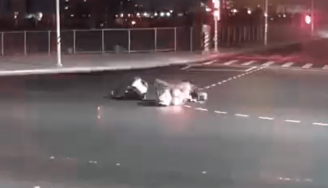 【有片】警察處理交通事故 慘遭機車撞倒畫面曝 ttwtw
