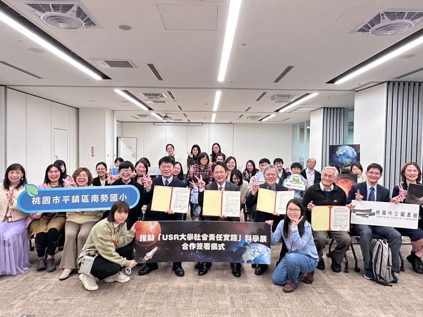 桃園市立圖書館推動科普教育與USR計畫 首波科展3月登場 園市立圖書館、國立中央大學及桃園市永續發展與環境教育輔導團大合照