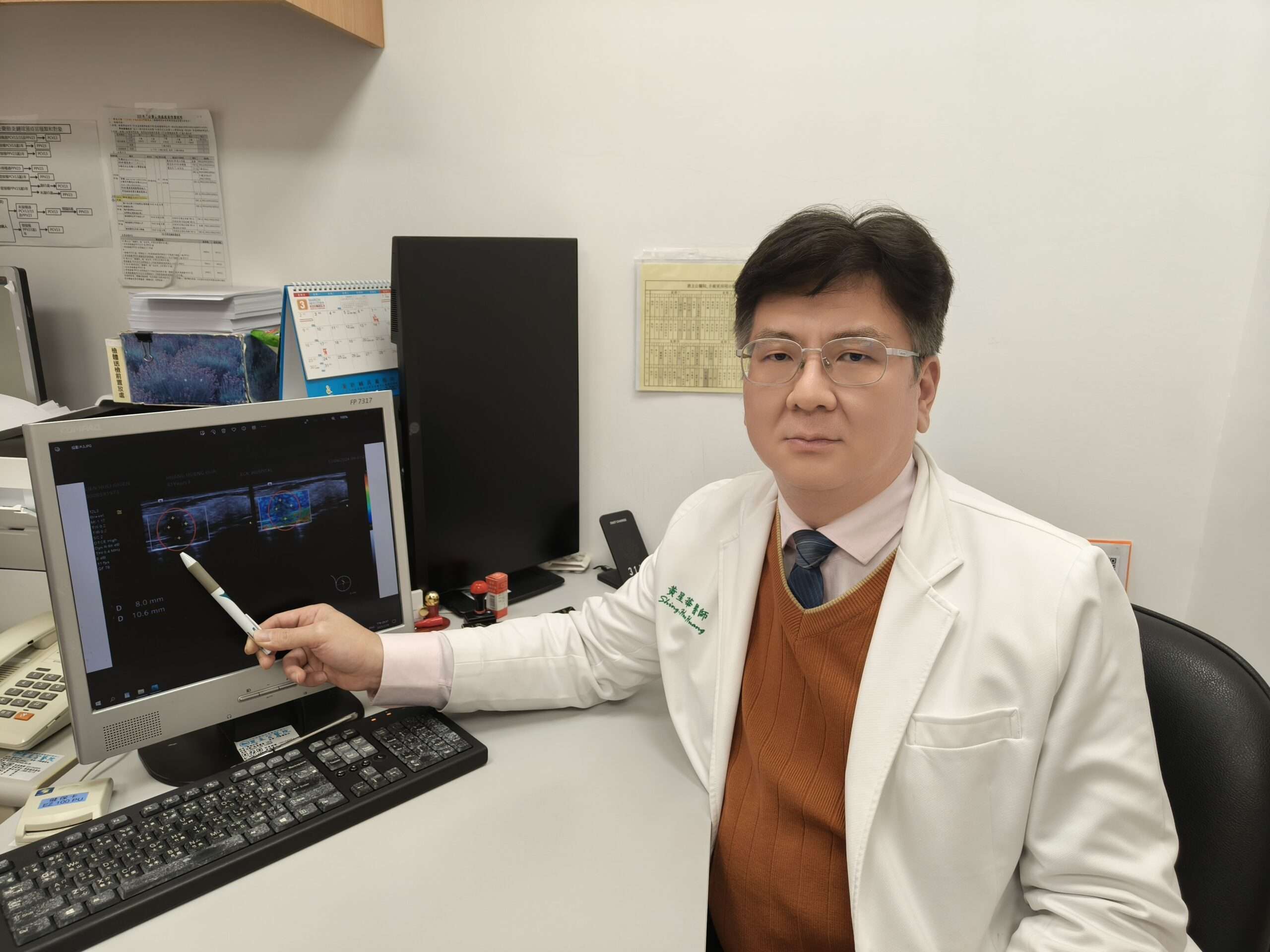 圖二 42歲女性患者乳房超音波發現腫瘤，經穿刺檢查為良性，但因影像特徵可疑經黃星華醫師建議下採用真空輔助連續乳房切片微創手術，後確診為乳房冠狀癌。 scaled