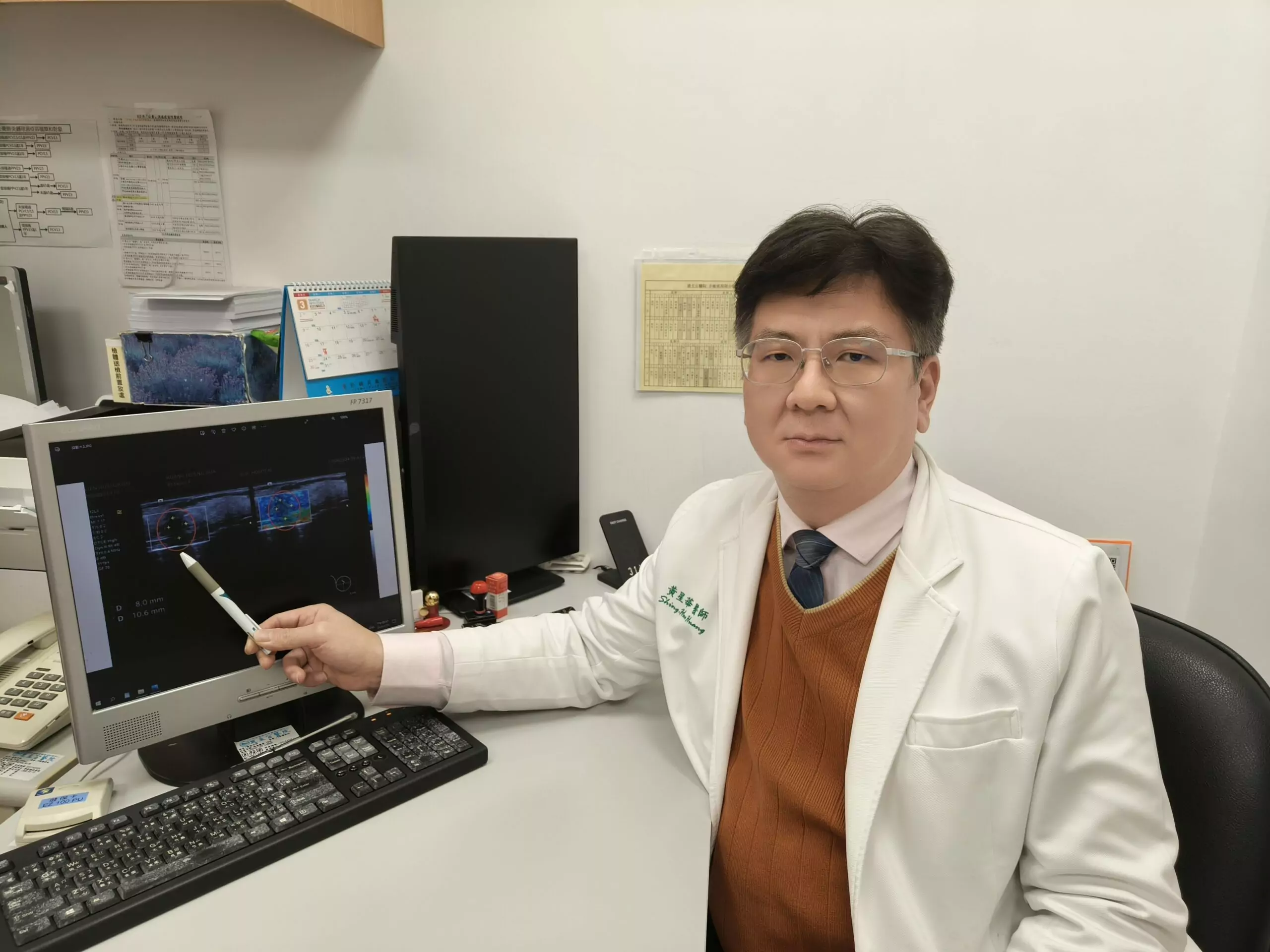 圖二 42歲女性患者乳房超音波發現腫瘤，經穿刺檢查為良性，但因影像特徵可疑經黃星華醫師建議下採用真空輔助連續乳房切片微創手術，後確診為乳房冠狀癌。 scaled