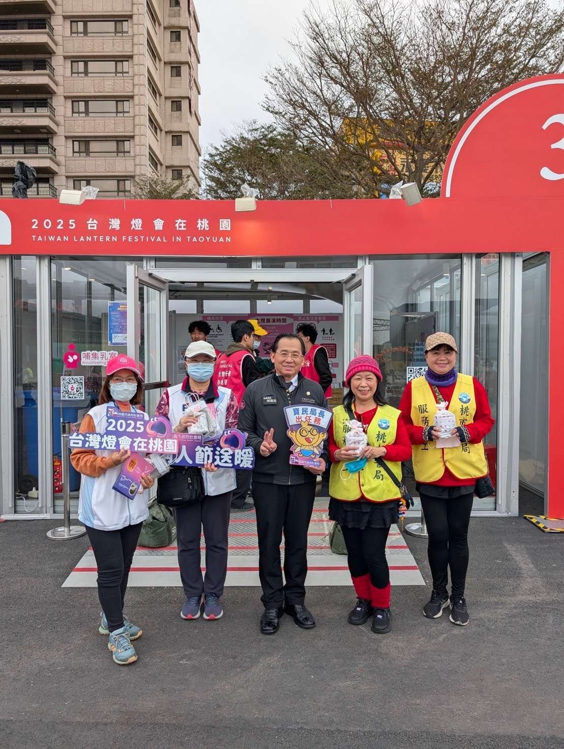 感謝上千名熱血志工的無私奉獻，協助燈會期間的遊客引導、燈區導覽、環境清潔及各項
