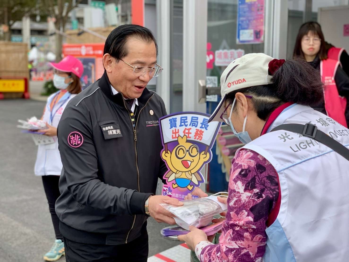 陳局長特別在這充滿愛的情人節準備快閃驚喜，將巧克力及禦寒小物等，親自送到志工手