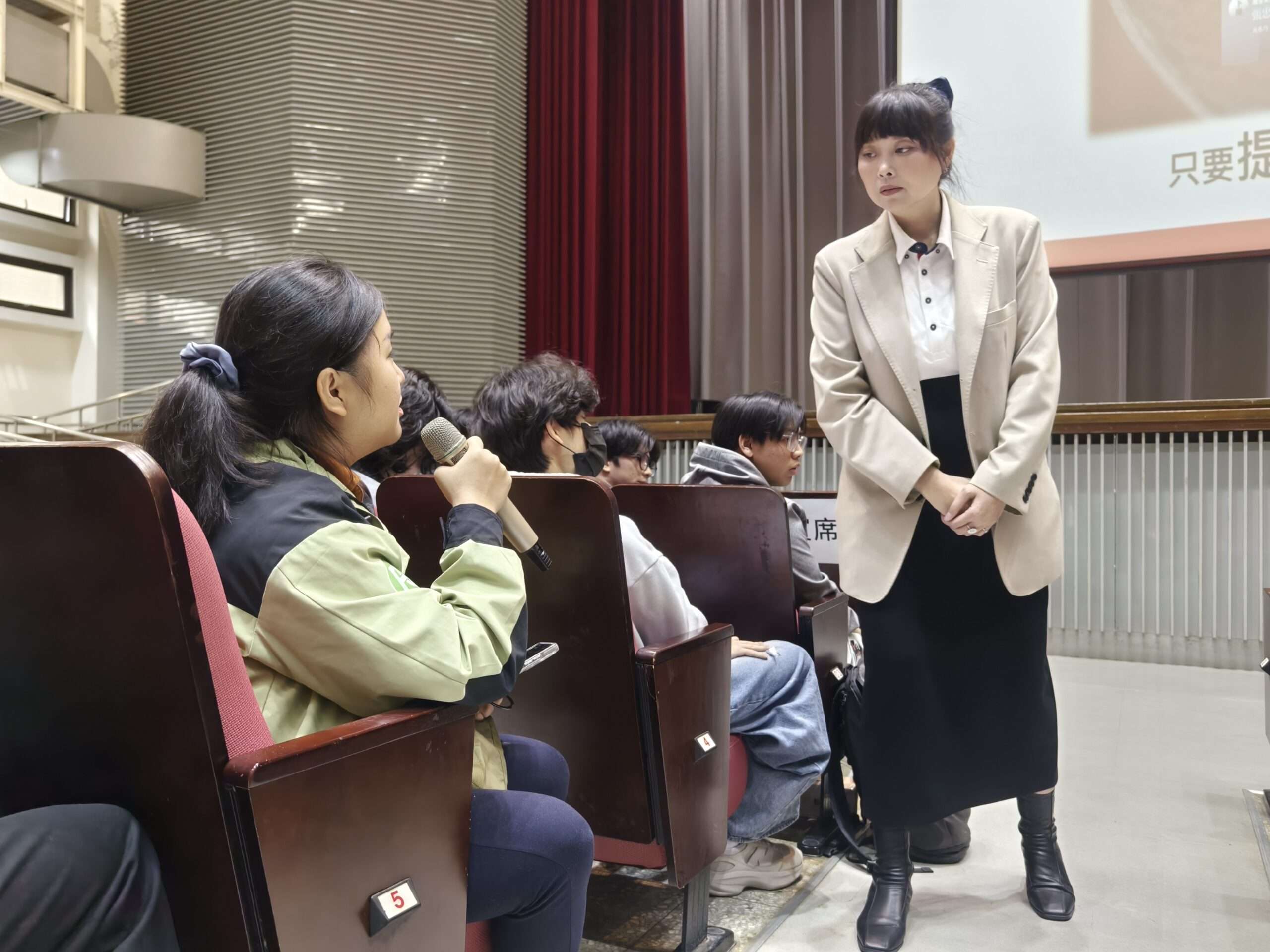 02 中原大學舉辦徵才說明會，幫助使學生對產業的前景有更清晰的認識。 0 scaled