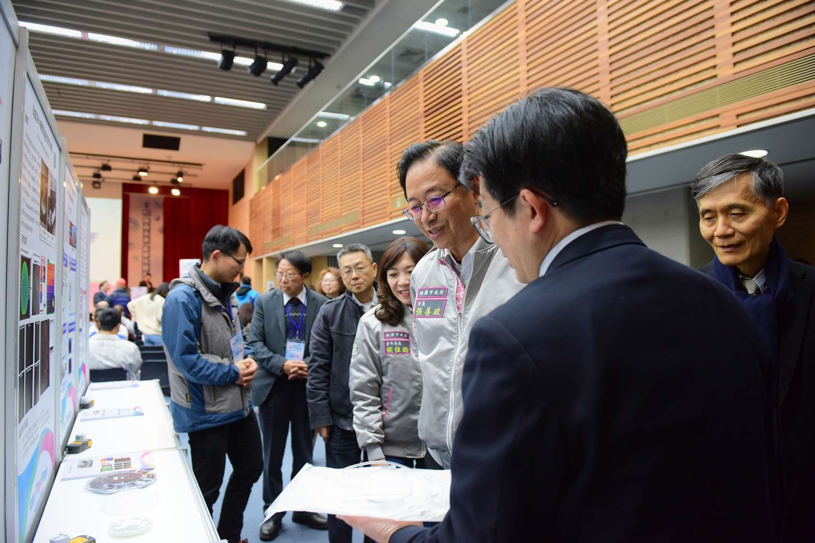 02 桃園市長張善政與青年局長侯佳齡等人，聆聽中原大學產學長張雍說明薄膜研發技術。 0
