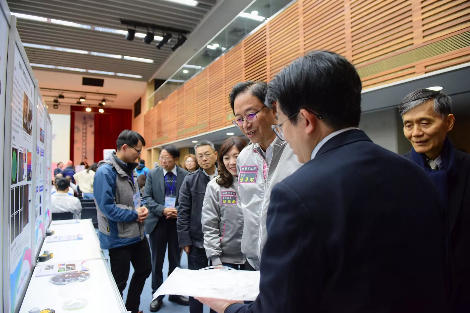 02 桃園市長張善政與青年局長侯佳齡等人，聆聽中原大學產學長張雍說明薄膜研發技術。 0