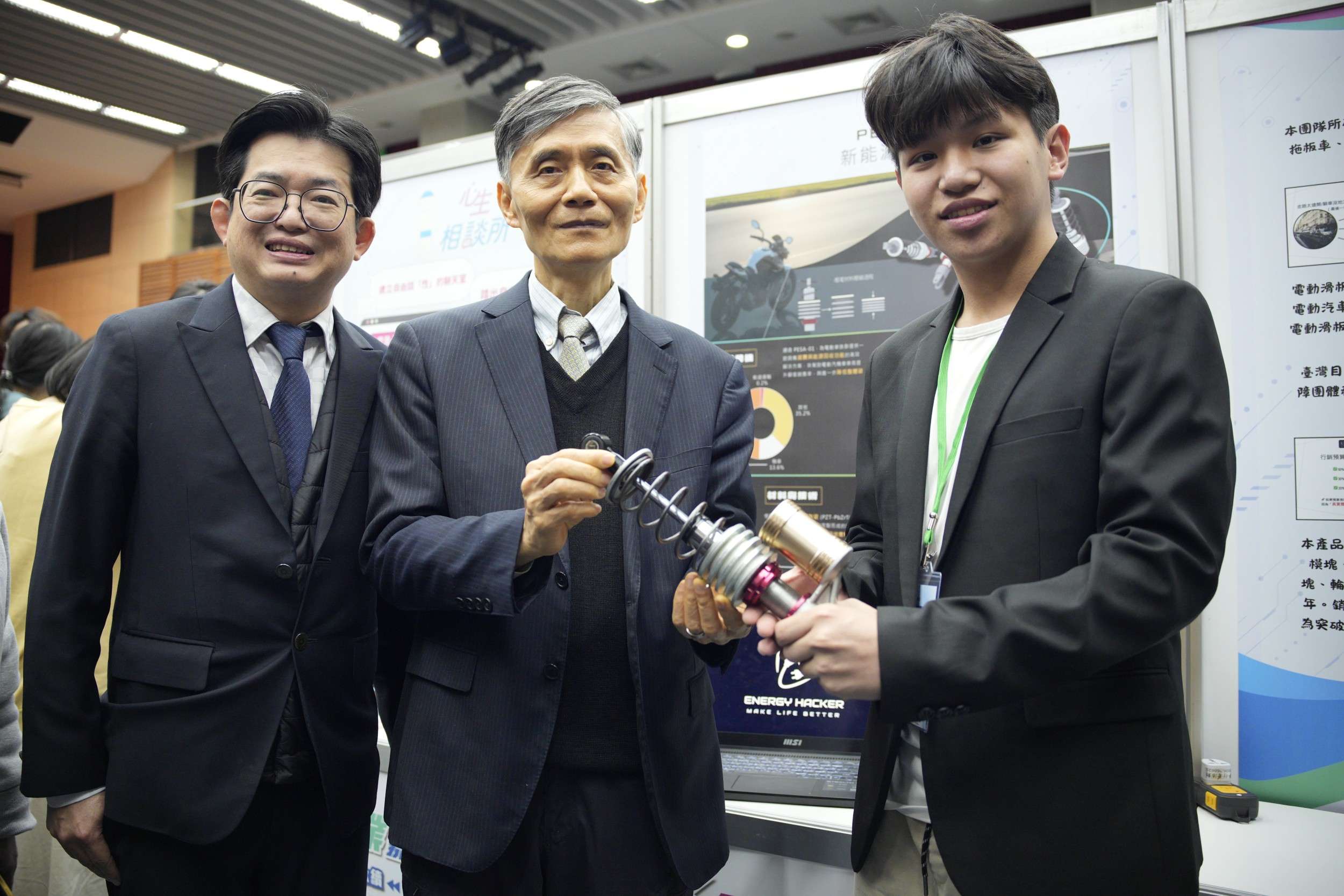 中原大學舉辦創新創業嘉年華 展現產學合作豐沛成果 03 中原大學校長李英明中、產學長張雍左與創業提案冠軍團隊「宜智科技」學生合影。