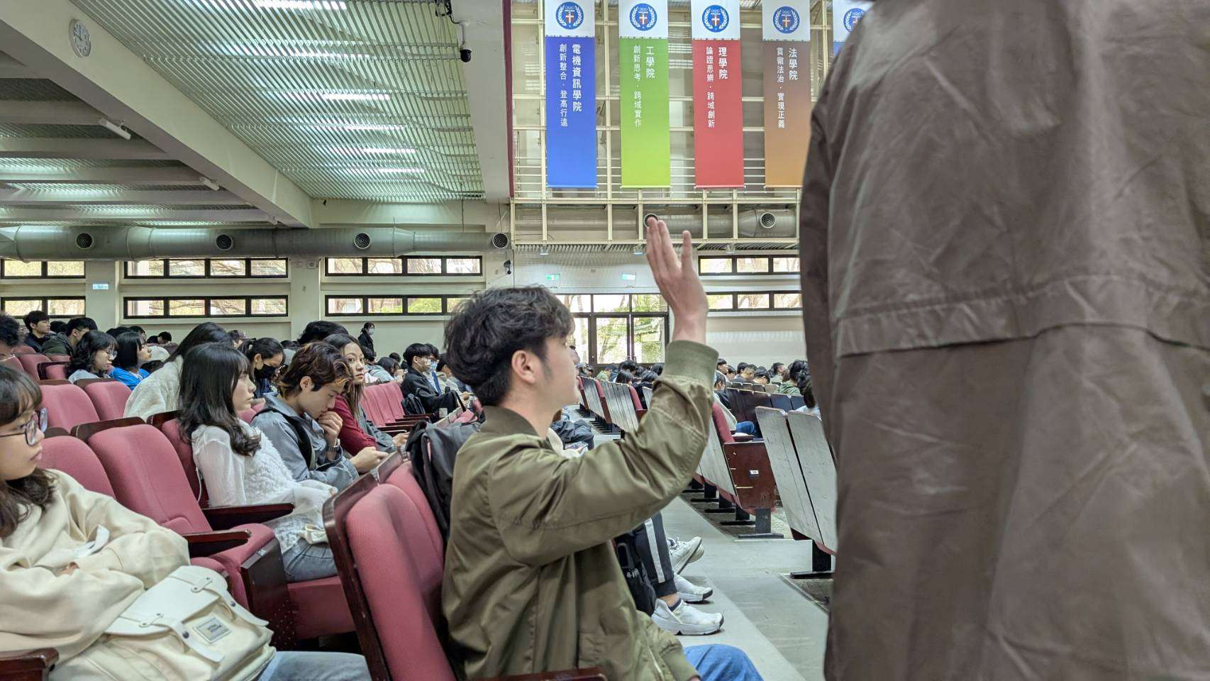 03 為能強化學生畢業前就業準備，中原大學自3月啟動一連串徵才活動，協助接軌未來職場