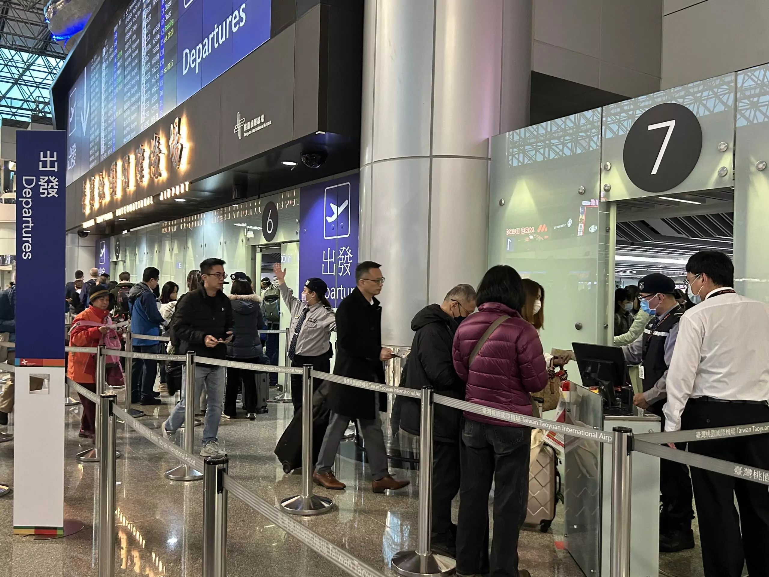 桃機清明連假首日迎出境高峰 機場公司籲安檢前注意這些事 桃機清明連假首日迎出境高峰 機場公司籲安檢前注意這些事