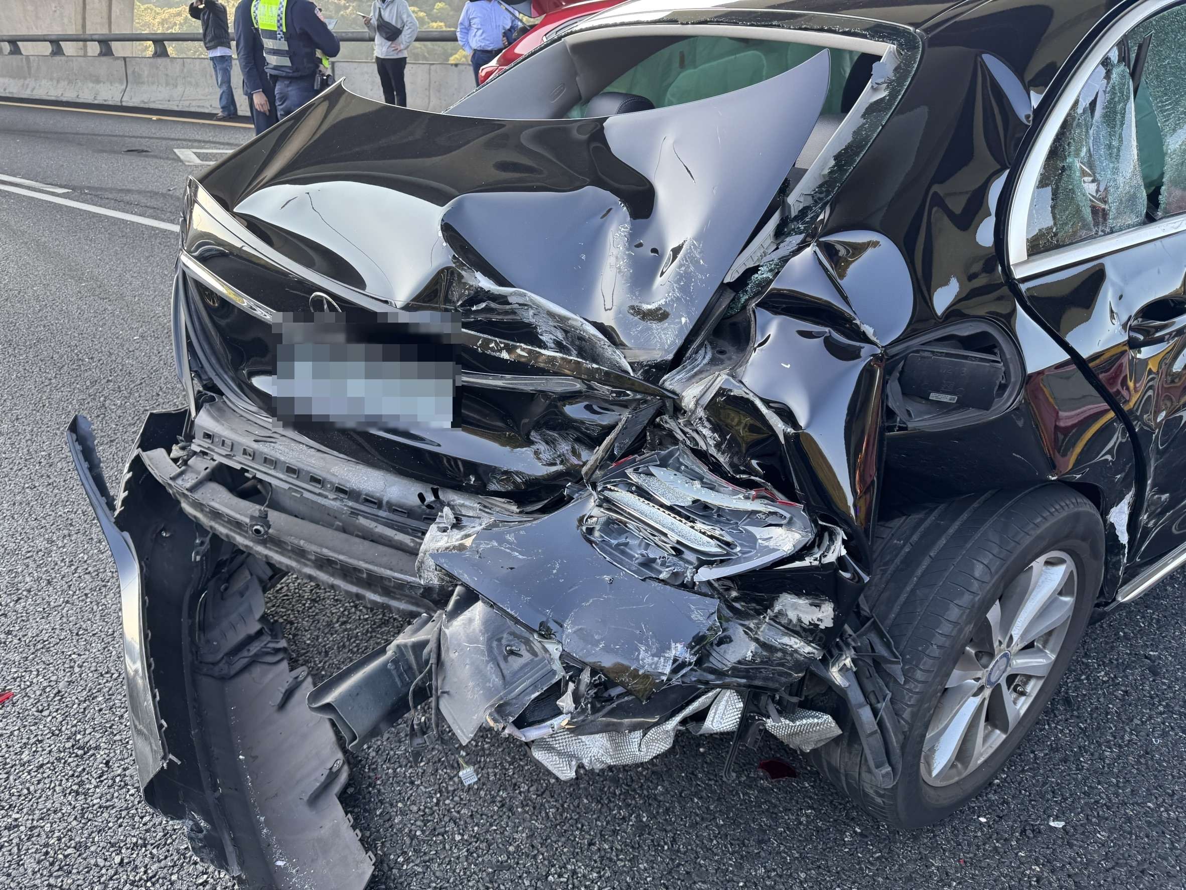 疑未保持安全距離!國道遊覽車釀4車連環撞 慘況曝光 1324486 3